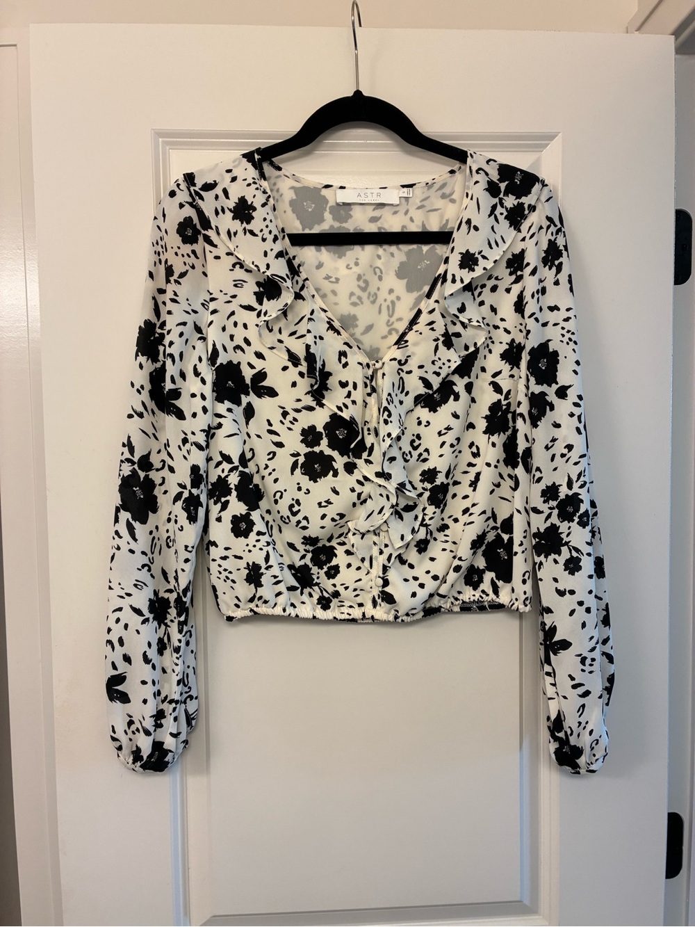 ASTR Black and White Floral Ruffle V-Neck Cropped Blouse